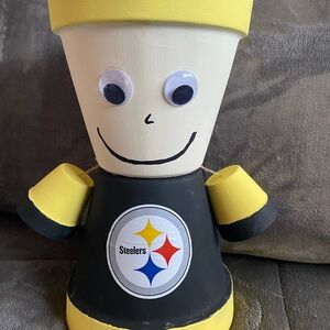 Beautiful clay pots to either hold snacks or decorate an outside area.